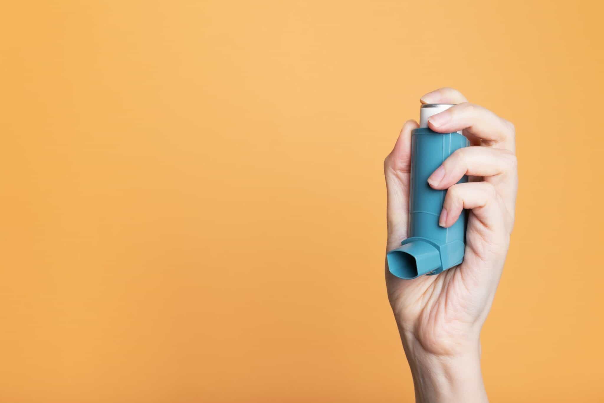 hand-holds-inhaler-to-treat-asthma-world-asthma-day-concept-of-allergy-care-copy-space_t20_PJ8kaR