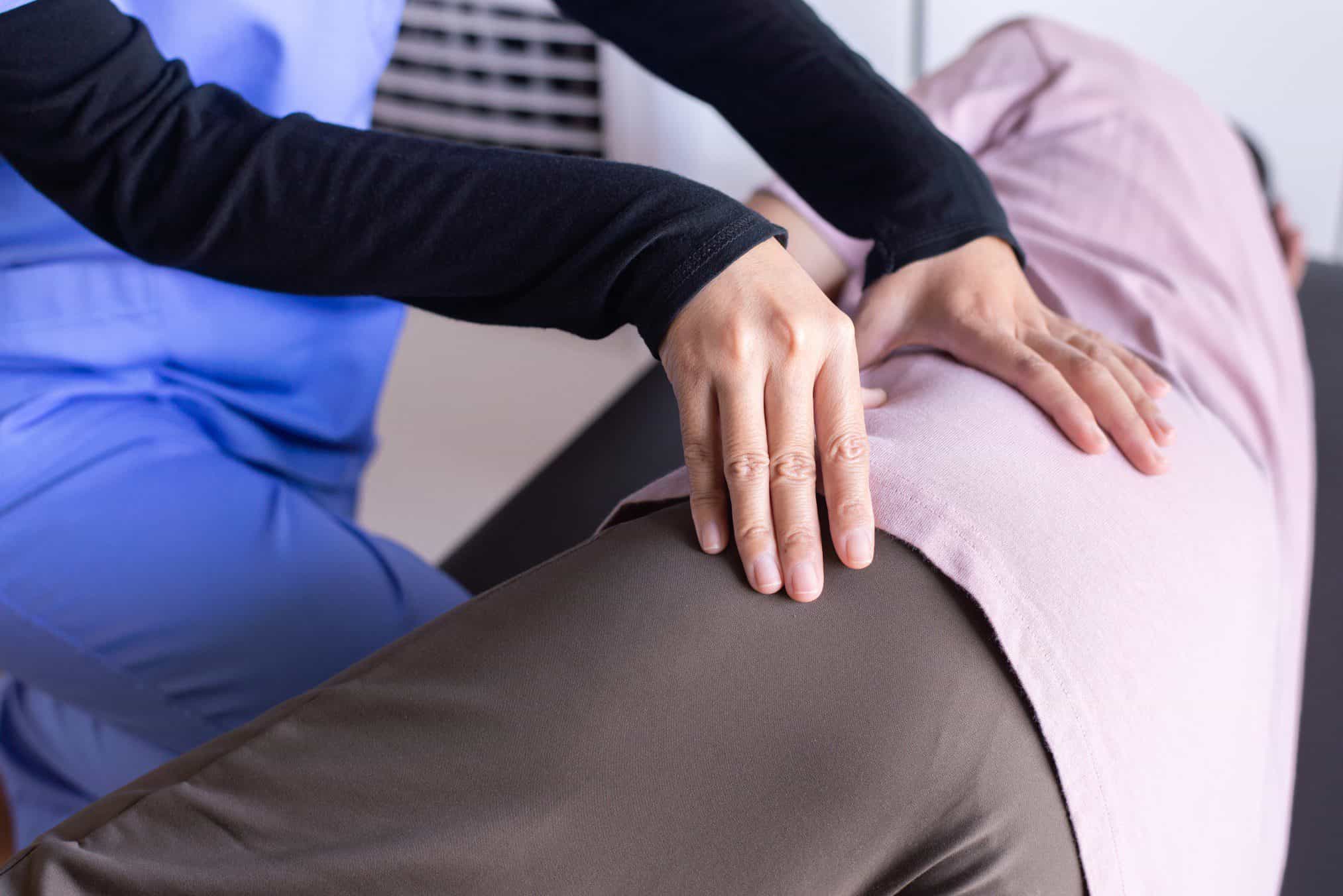 massage-muscle-hip-physiotherapy-therapist-elderly-woman-physical-therapy-lumbar-spine_t20_xGyZV9
